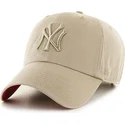 beige-bojd-keps-med-beige-new-york-yankees-logga-mlb-clean-up-fran-47-brand