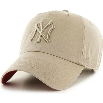 Beige böjd keps med beige New York Yankees MLB Clean Up-logotyp från 47 Brand