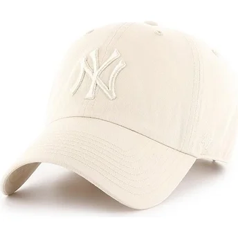 Krökt keps kräm med kräm logotyp av New York Yankees MLB Clean Up från 47 Brand