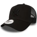 svart-truckerkeps-med-svart-logotyp-clean-a-frame-new-york-yankees-mlb-fran-new-era