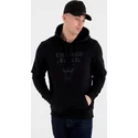 chicago-bulls-nba-pullover-hoody-i-svart-med-svart-logotyp-fran-new-era