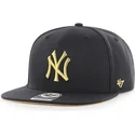 svart-platt-snapback-keps-med-guldlogga-fran-new-york-yankees-mlb-captain-metalivise-av-47-brand