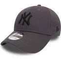 new-york-yankees-mlb-39thirty-league-essential-kurvad-stenhatt-med-svart-logotyp-fran-new-era