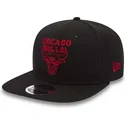 chicago-bulls-nba-new-era-9fifty-chain-stitch-svart-platt-keps-med-rod-logotyp-snapback