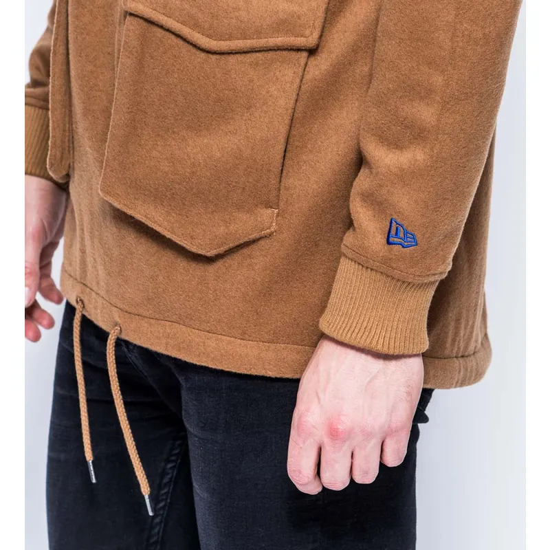 trojor-med-huva-brun-fran-sudadera-con-capucha-marron-pullover-hoody-premium-classics-av-new-era trojor-med-huva-brun-fran-sudadera-con-capucha-marron-pullover-hoody-premium-classics-av-new-era