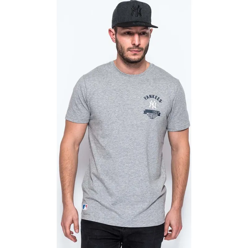 t-shirt-kort-arm-gra-badge-fran-new-york-yankees-mlb-av-new-era