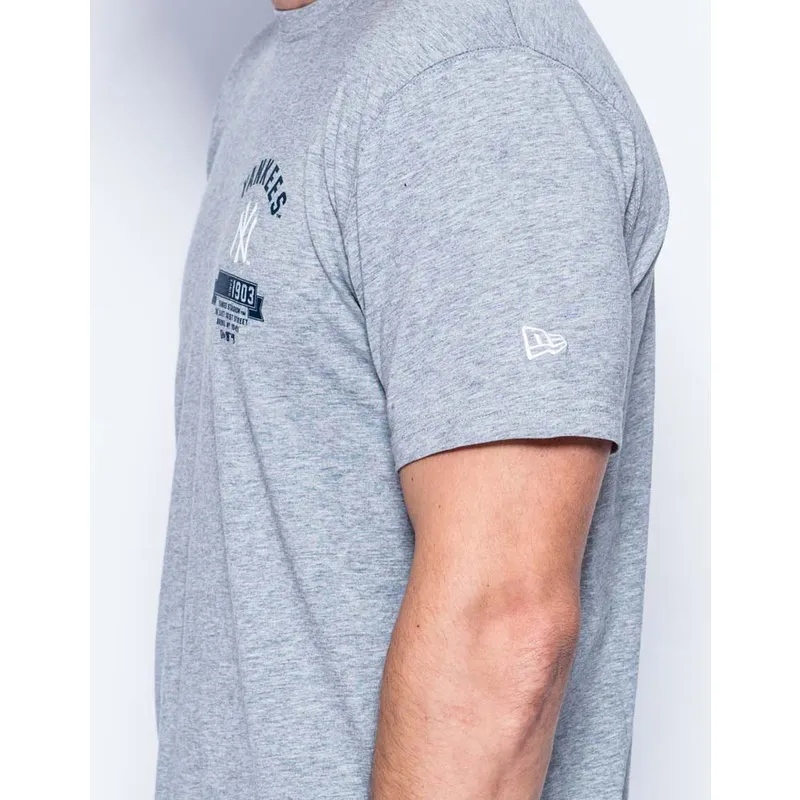 t-shirt-kort-arm-gra-badge-fran-new-york-yankees-mlb-av-new-era