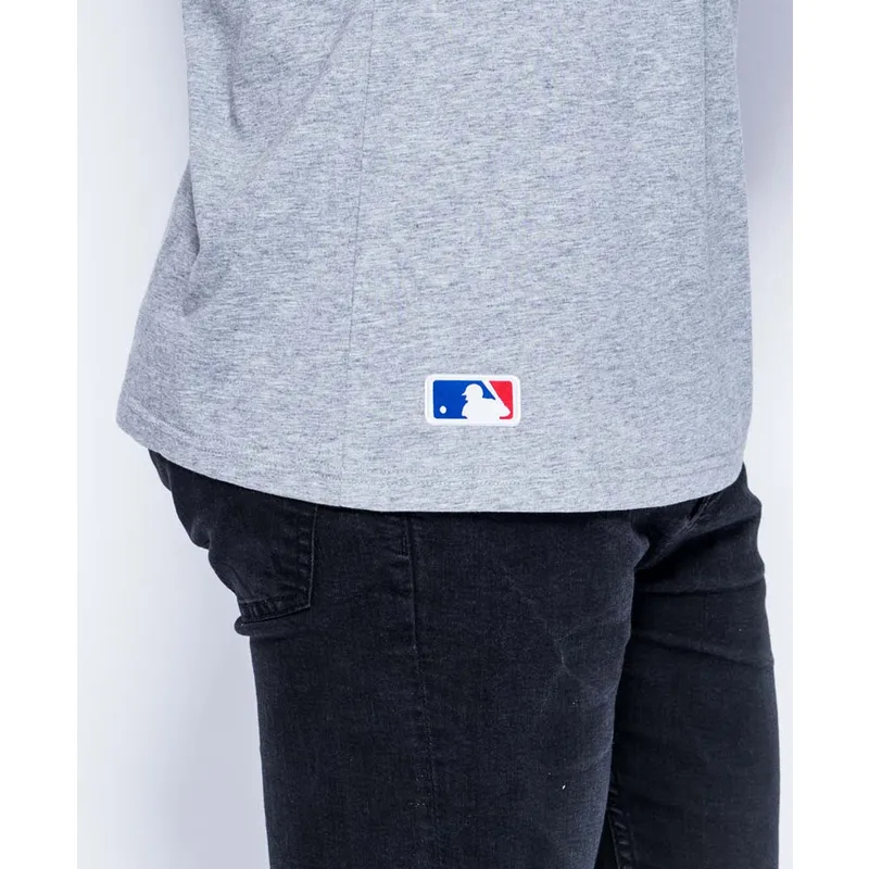 t-shirt-kort-arm-gra-badge-fran-new-york-yankees-mlb-av-new-era