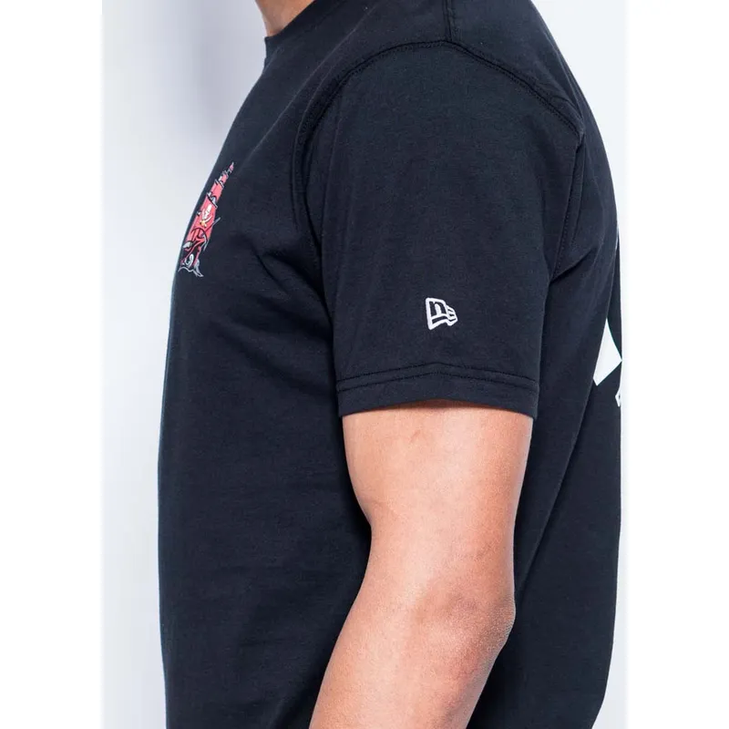 t-shirt-kort-arm-svart-helmet-fran-tampa-bay-buccaneers-nfl-av-new-era