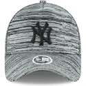 new-york-yankees-mlb-new-era-9forty-engineered-fit-gra-justerbar-bojd-keps-med-svart-logotyp