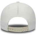 vit-snapback-keps-med-bojd-skarm-och-vinrod-logotyp-9fifty-nylon-pre-curved-fit-av-new-york-yankees-mlb-fran-new-era