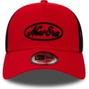 new-era-oval-script-a-frame-rod-och-svart-truckerkeps
