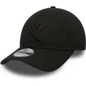 svart-justerbar-kurvad-keps-med-svart-logotyp-9forty-league-essential-fran-new-york-yankees-mlb-av-new-era