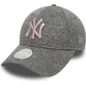 gra-justerbar-kurvad-keps-med-rosa-logotyp-9forty-tech-jersey-fran-new-york-yankees-mlb-av-new-era