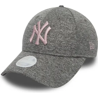 gra-justerbar-kurvad-keps-med-rosa-logotyp-9forty-tech-jersey-fran-new-york-yankees-mlb-av-new-era