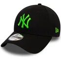 justerbar-svart-bojd-keps-med-gront-logo-9forty-league-essential-neon-av-new-york-yankees-mlb-fran-new-era