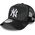 svart-kamouflage-truckerkeps-med-vitt-logo-essential-camo-a-frame-av-new-york-yankees-mlb-fran-new-era
