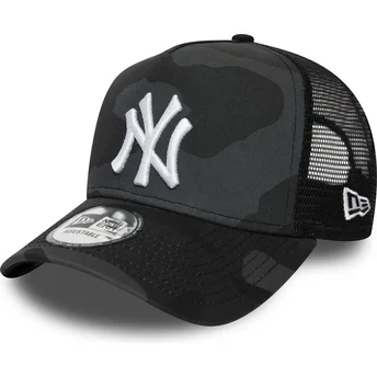 svart-kamouflage-truckerkeps-med-vitt-logo-essential-camo-a-frame-av-new-york-yankees-mlb-fran-new-era