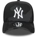 svart-kamouflage-truckerkeps-med-vitt-logo-essential-camo-a-frame-av-new-york-yankees-mlb-fran-new-era