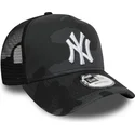 svart-kamouflage-truckerkeps-med-vitt-logo-essential-camo-a-frame-av-new-york-yankees-mlb-fran-new-era