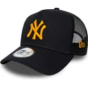 new-york-yankees-mlb-league-essential-a-frame-marinbla-truckerkeps-med-orange-logotyp-fran-new-era
