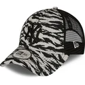 new-era-new-york-yankees-mlb-9forty-gra-truckerkeps-med-svart-logotyp-och-tigertryck