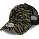 gron-truckerkeps-med-svart-logotyp-9forty-tiger-print-fran-new-york-yankees-mlb-av-new-era