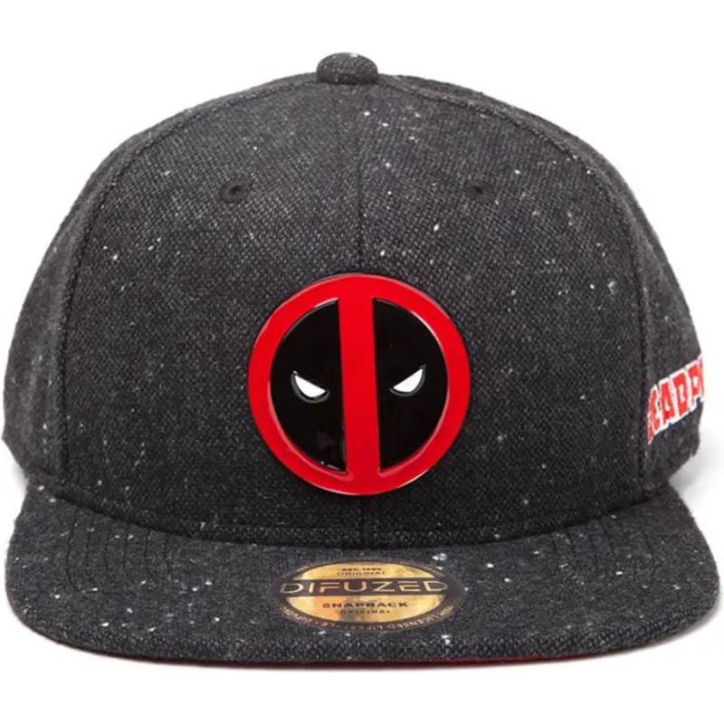 svart-platt-snapbackkeps-med-deadpool-metallmarke-logotyp-marvel-comics-fran-difuzed