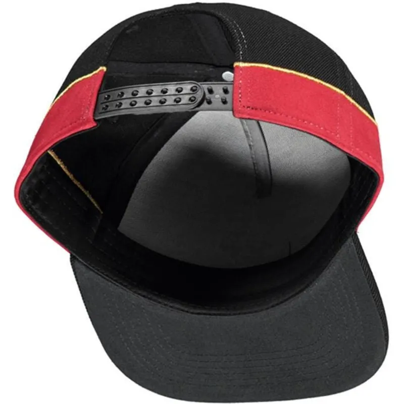 svart-och-rod-platt-snapback-keps-chandra-magic-the-gathering-fran-difuzed