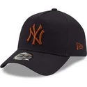 marinbla-bojd-snapback-keps-med-brunt-new-york-yankees-mlb-logotyp-9forty-e-frame-fran-new-era
