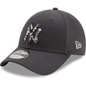 kepsar-curva-gra-justerbart-band-9forty-camo-infill-fran-new-york-yankees-mlb-av-new-era
