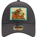 svart-justerbar-bojd-keps-9forty-scooby-doo-och-shaggy-fran-new-era