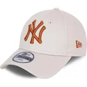 beige-justerbar-bojd-keps-for-barn-med-brunt-logo-9forty-league-essential-fran-new-york-yankees-mlb-av-new-era