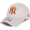 beige-justerbar-bojd-keps-for-smabarn-med-brunt-logo-9forty-league-essential-av-new-york-yankees-mlb-fran-new-era