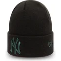 svart-mossa-med-bla-logotyp-knit-cuff-league-essential-fran-new-york-yankees-mlb-av-new-era