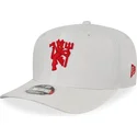 vit-justerbar-bojd-keps-med-rod-logga-9fifty-fran-manchester-united-football-club-premier-league-av-new-era