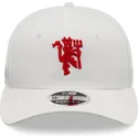 vit-justerbar-bojd-keps-med-rod-logga-9fifty-fran-manchester-united-football-club-premier-league-av-new-era