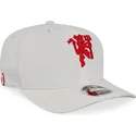 vit-justerbar-bojd-keps-med-rod-logga-9fifty-fran-manchester-united-football-club-premier-league-av-new-era