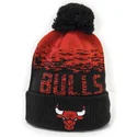 svart-och-rod-mossa-med-pompom-sport-cuff-fran-chicago-bulls-nba-av-new-era