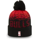 svart-och-rod-mossa-med-pompom-sport-cuff-fran-chicago-bulls-nba-av-new-era