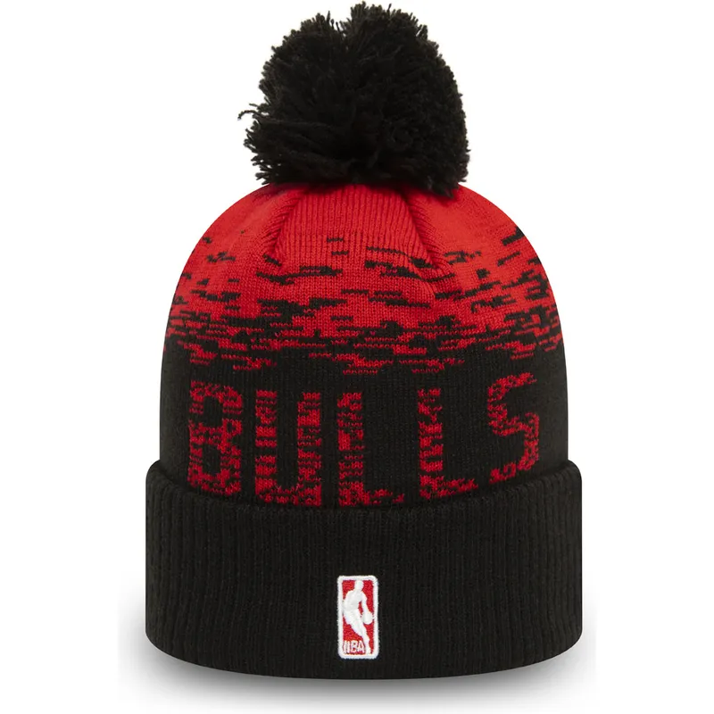 svart-och-rod-mossa-med-pompom-sport-cuff-fran-chicago-bulls-nba-av-new-era
