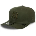 kepsar-curva-gron-snapback-9fifty-stretch-snap-league-essential-fran-new-york-yankees-mlb-av-new-era