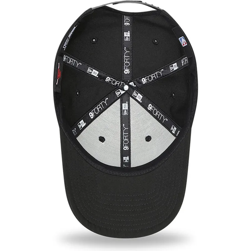 kepsar-curva-svart-snapback-9forty-black-base-fran-chicago-bulls-nba-av-new-era