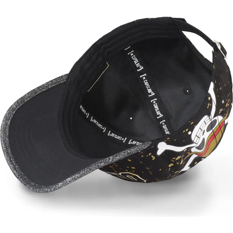 svart-justerbar-kurvad-keps-tag-log2-one-piece-fran-capslab