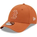 justerbar-brun-bojd-keps-med-brunt-logo-9forty-league-essential-boston-red-sox-mlb-fran-new-era