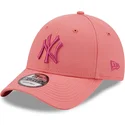 new-york-yankees-mlb-9forty-league-essential-rosa-justerbar-keps-med-bojd-skarm-och-rosa-logotyp-fran-new-era
