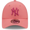 new-york-yankees-mlb-9forty-league-essential-rosa-justerbar-keps-med-bojd-skarm-och-rosa-logotyp-fran-new-era