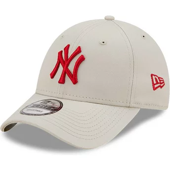 Justerbar beige kurvad keps med rött logo 9FORTY League Essential från New York Yankees MLB av New Era