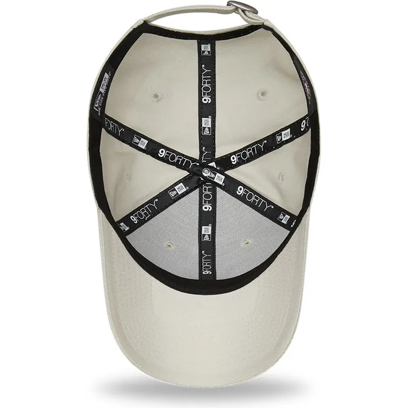 bojd-beige-justerbar-keps-med-rod-logotyp-9forty-league-essential-fran-new-york-yankees-mlb-av-new-era