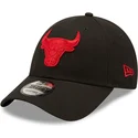 justerbar-svart-bojd-keps-med-rod-logotyp-9forty-neon-pack-chicago-bulls-nba-fran-new-era